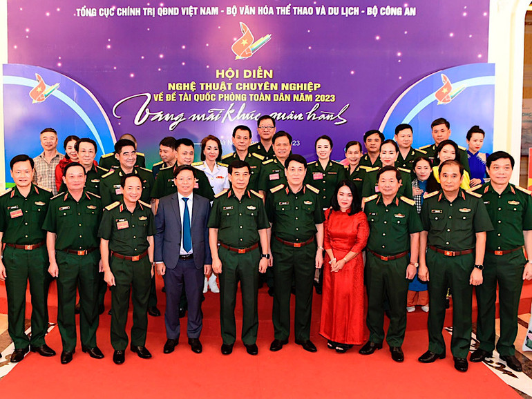 Các đồng chí lãnh đạo Bộ Quốc phòng, Bộ Tổng Tham mưu, Tổng cục Chính trị cùng các đại biểu và đại diện các đoàn nghệ thuật giao lưu, chụp ảnh lưu niệm.