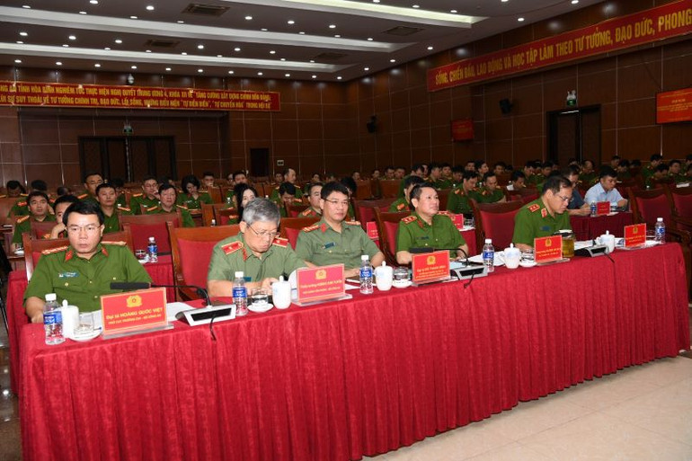 Các đại biểu tham dự hội nghị.