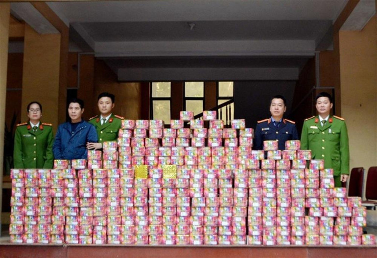 Công an Diễn Châu (tỉnh Nghệ An) phá chuyên án, bắt quả tang Trần Văn Hưng về hành vi “Tàng trữ hàng cấm”, thu giữ hơn 720kg pháo hoa.