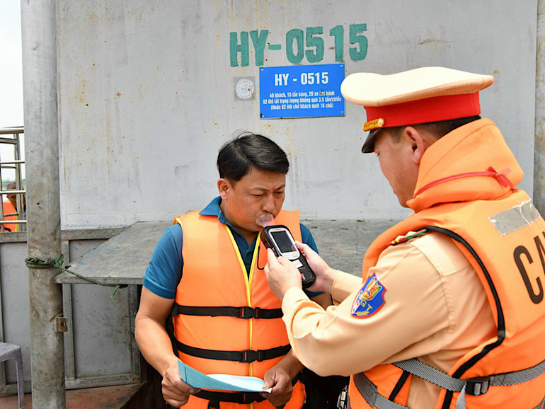 Kiểm tra nồng độ cồn nhân viên vận hành phương tiện đường thủy.