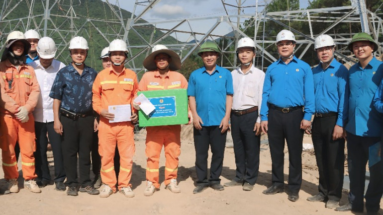 Chủ tịch Tổng Liên đoàn Lao động Việt Nam Nguyễn Đình Khang động viên người lao động thi công đường dây 500kV mạch 3 tại Quảng Bình. Chủ tịch Tổng Liên đoàn Lao động Việt Nam Nguyễn Đình Khang động viên người lao động thi công đường dây 500kV mạch 3 tại Quảng Bình.