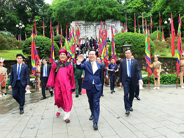 Bảo vệ Chủ tịch nước Võ Văn Thưởng dự Lễ Giỗ tổ Hùng Vương năm 2023.