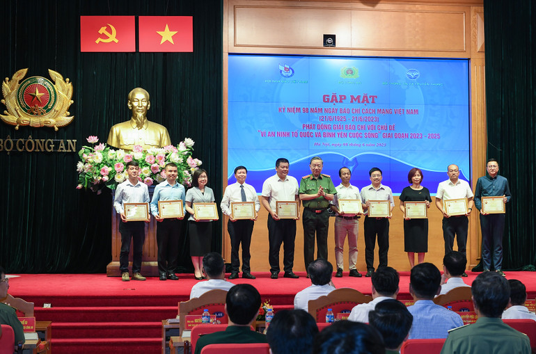 Trao Kỷ niệm chương "Bảo vệ an ninh Tổ quốc" tặng các cá nhân.