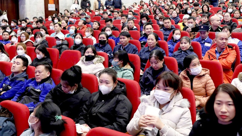 Đông đảo đoàn viên, người lao động Thủ đô tham dự chương trình. Đông đảo đoàn viên, người lao động Thủ đô tham dự chương trình.