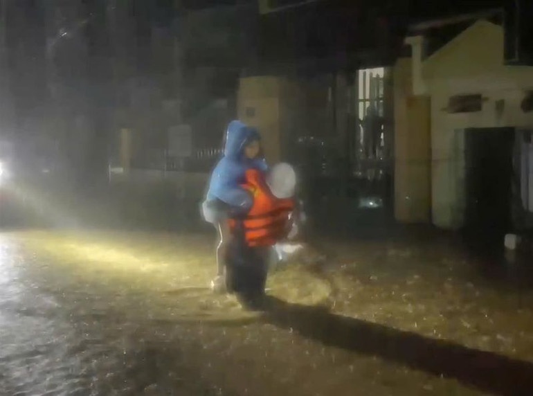 Công an huyện Chi Lăng, tỉnh Lạng Sơn giải cứu các em nhỏ tại khu Ga Bắc, thị trấn Đồng Mỏ rạng sáng ngày 8/9.