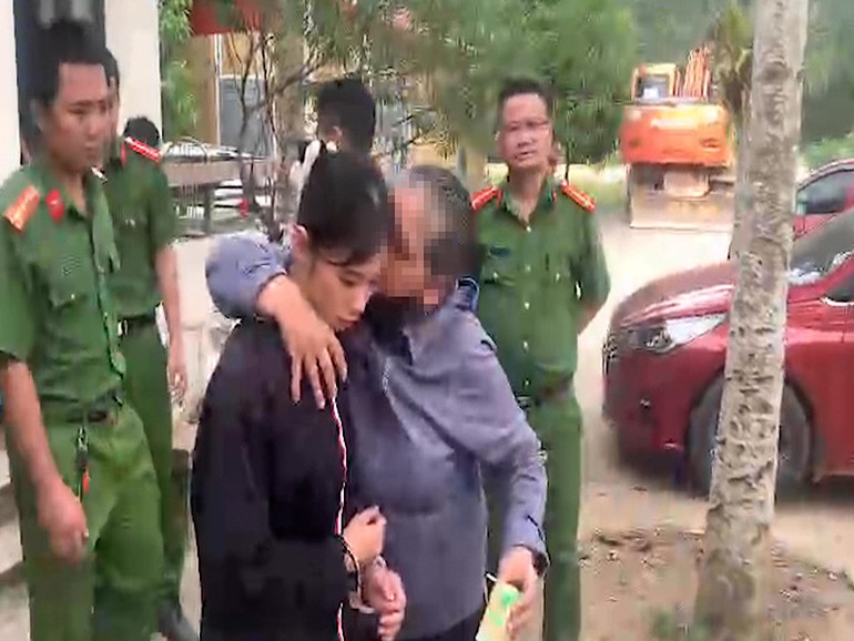 Đối tượng Bùi Thị Ngọc Ảnh (áo đen).