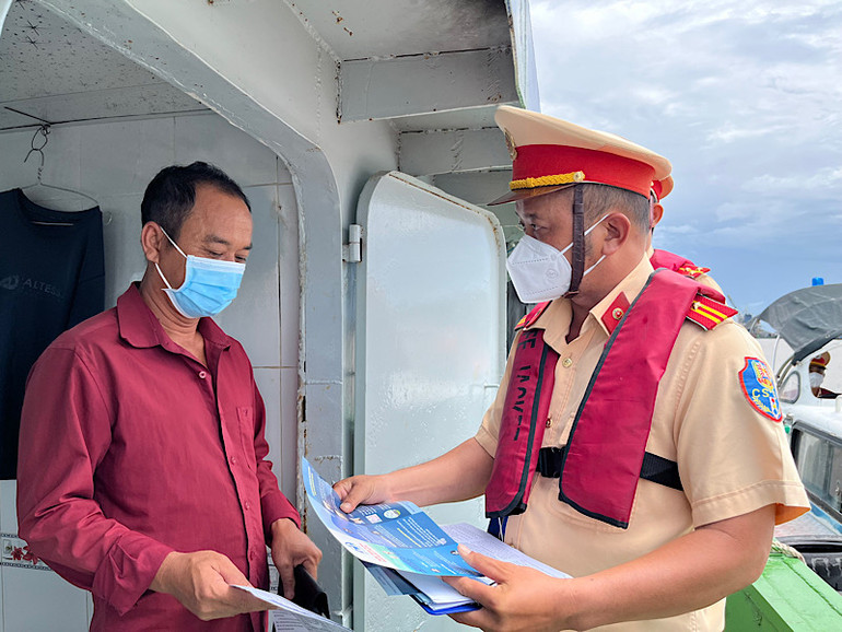 Lực lượng Cảnh sát giao thông đường thuỷ tuyên truyền nâng cao ý thức chấp hành Luật An toàn giao thông cho chủ phương tiện trên sông. Lực lượng Cảnh sát giao thông đường thuỷ tuyên truyền nâng cao ý thức chấp hành Luật An toàn giao thông cho chủ phương tiện trên sông.