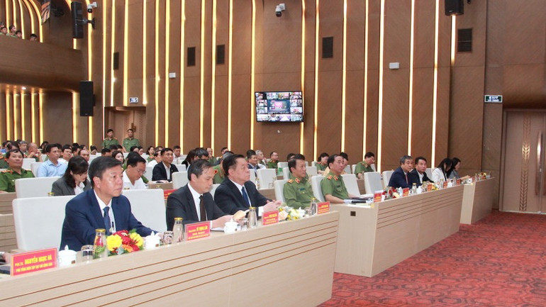 Đại biểu dự hội thảo. Đại biểu dự hội thảo.