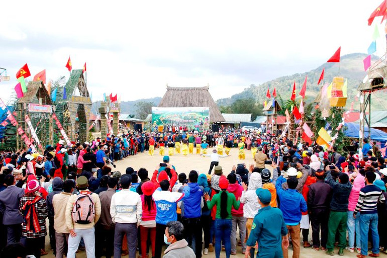 Chương trình “Xuân Biên phòng ấm lòng dân bản” tổ chức tại xã Ga Ry, huyện Tây Giang, thu hút hàng nghìn bà con khu vực biên giới tỉnh Quảng Nam tham gia. (Ảnh: Văn Vinh)