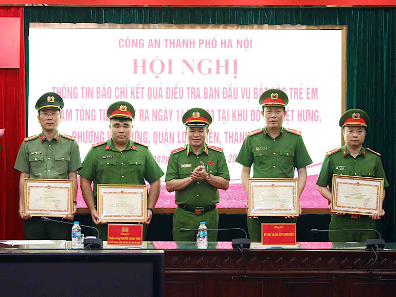 Các tập thể, cá nhân nhận thư khen của Bí thư Thành ủy Hà Nội.