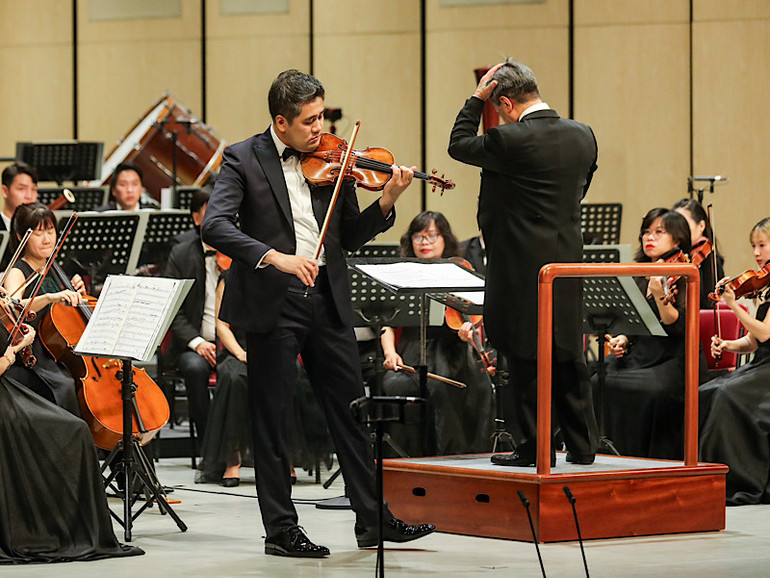 Nghệ sĩ violin Bùi Công Duy biểu diễn.