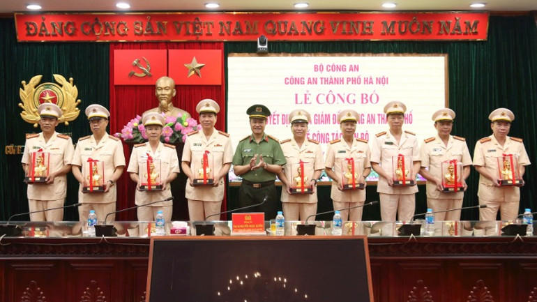 Phó giám đốc Nguyễn Ngọc Quyền trao quà tặng các đồng chí nghỉ hưu. Phó giám đốc Nguyễn Ngọc Quyền trao quà tặng các đồng chí nghỉ hưu.