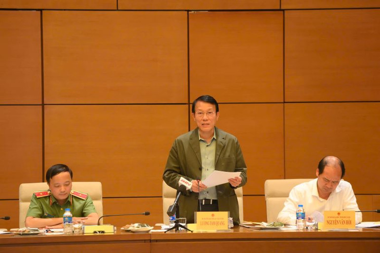 Bộ trưởng Công an Lương Tam Quang tiếp thu ý kiến đóng góp của các đại biểu.