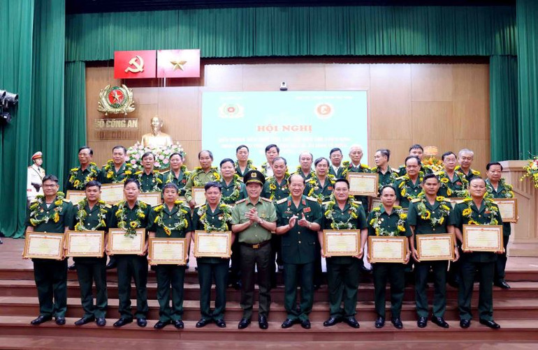 Các đại biểu chụp hình lưu niệm.