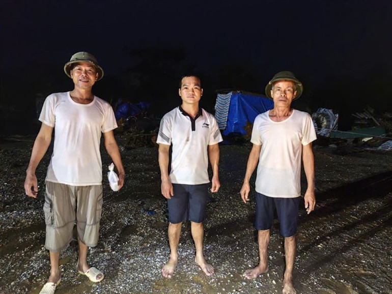 3 người dân sau khi được giải cứu đến nơi an toàn.
