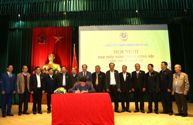 Cụm trưởng các Cụm thi đua ký kết thực hiện phong trào thi đua "Cựu chiến binh gương mẫu" năm 2024. Cụm trưởng các Cụm thi đua ký kết thực hiện phong trào thi đua "Cựu chiến binh gương mẫu" năm 2024.