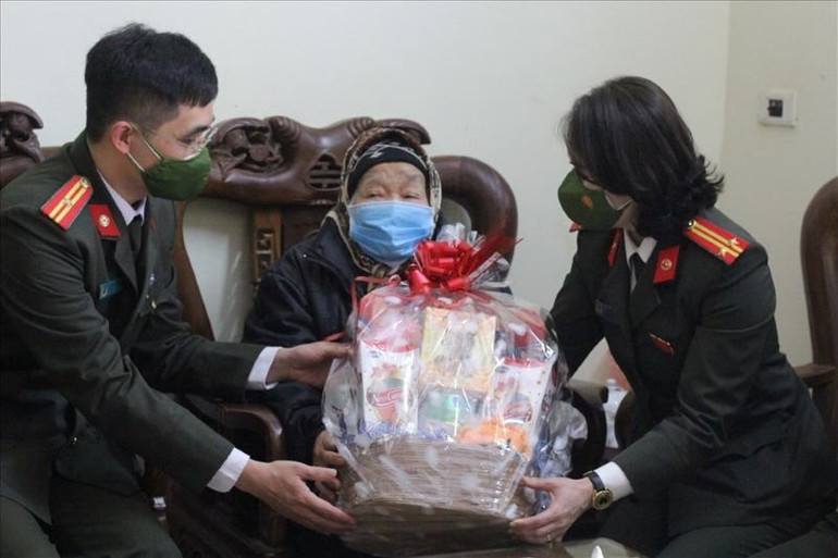 Tặng quà Bà mẹ Việt Nam Anh hùng Lê Thị Chục, có hai người con trai hy sinh tại Lào.