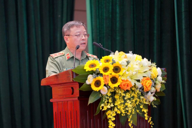 Trung tướng PGS.TS Phan Xuân Tuy phát biểu đề dẫn.