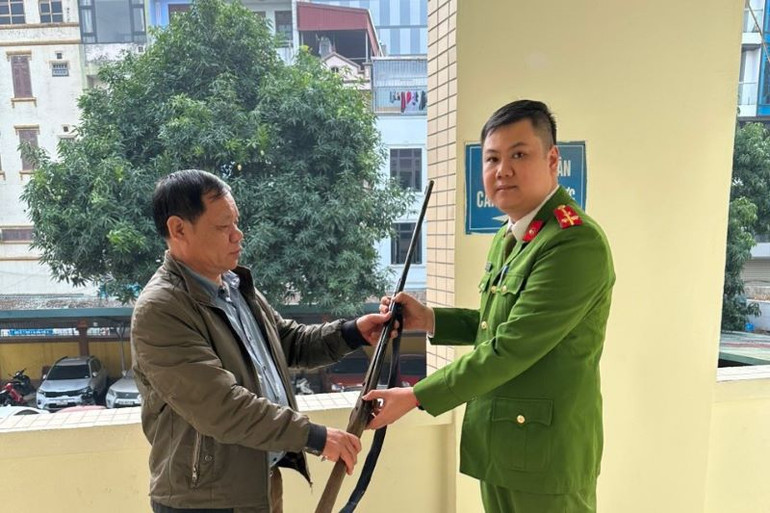 Vận động người dân tự giác giao nộp vũ khí, vật liệu nổ, công cụ hỗ trợ.