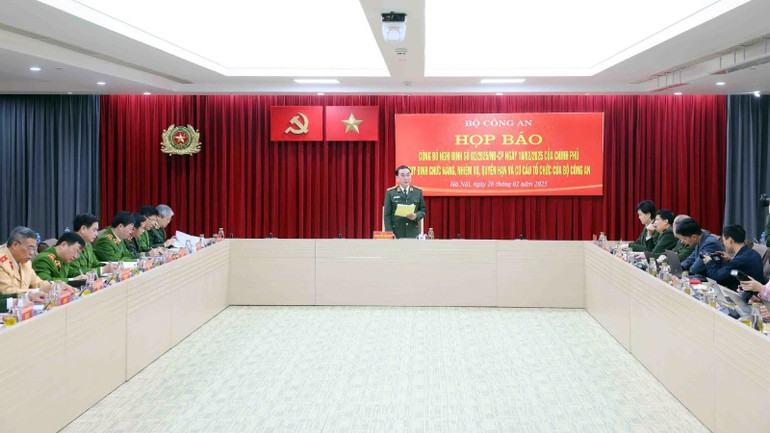 Toàn cảnh họp báo.