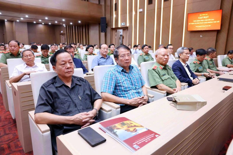 Các đại biểu tham dự họp mặt.