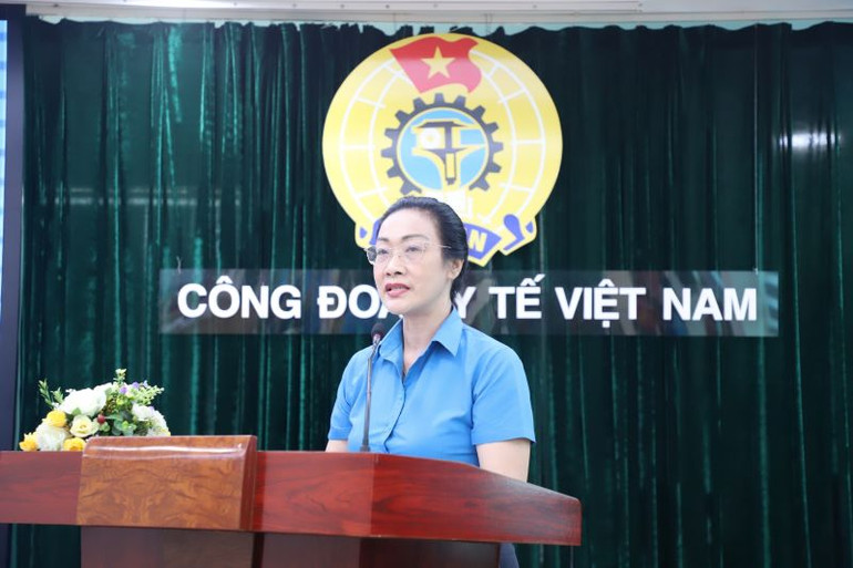 Chủ tịch Công đoàn Y tế Việt Nam Phạm Thanh Bình tại họp báo.