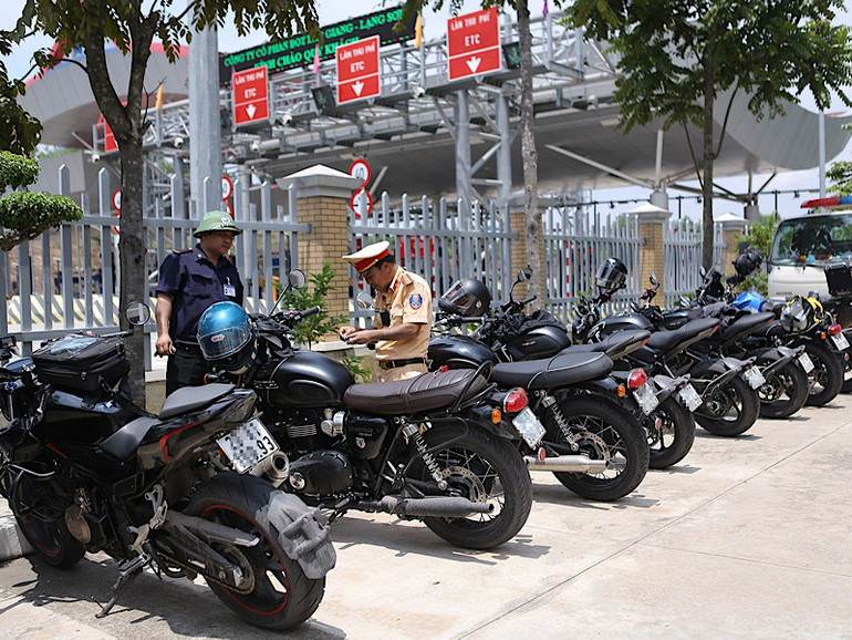 Một số xe mô-tô đã bị lực lượng chức năng tạm giữ.