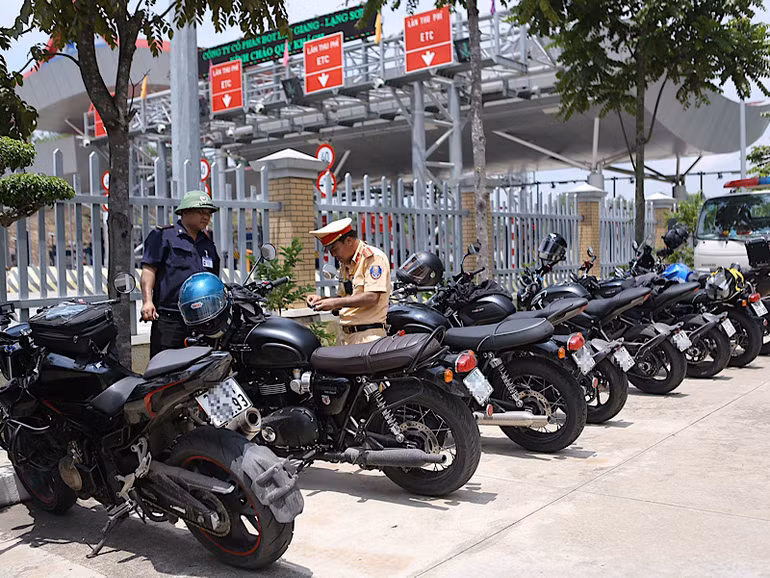 Một số xe mô-tô đã bị lực lượng chức năng tạm giữ.