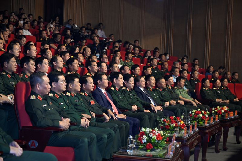 Các đại biểu tham dự lễ bế mạc, trao giải.