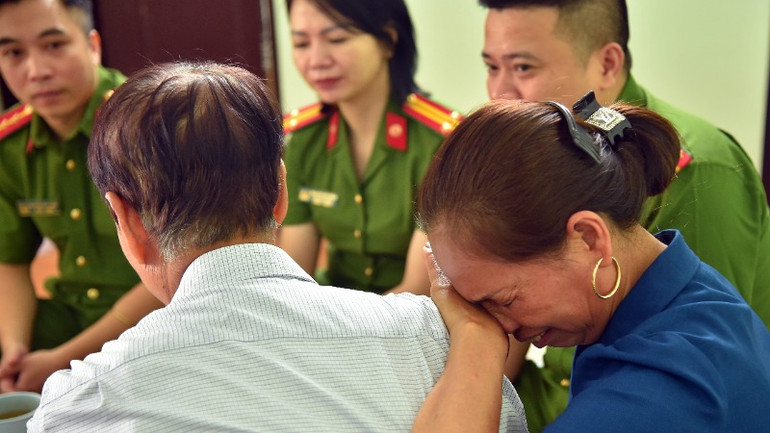 Những giọt nước mắt nghẹn ngào của người con tìm lại được cha sau gần 6 thập kỷ. Những giọt nước mắt nghẹn ngào của người con tìm lại được cha sau gần 6 thập kỷ.