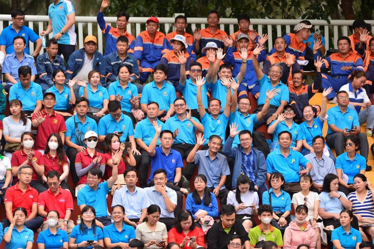 Đông đảo người lao động tham dự và cổ vũ trận đấu khai mạc giải.