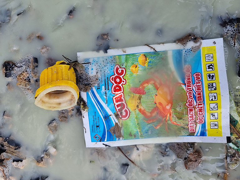 Phát hiện một số vỏ hộp có ghi là thuốc bảo vệ thực vật.