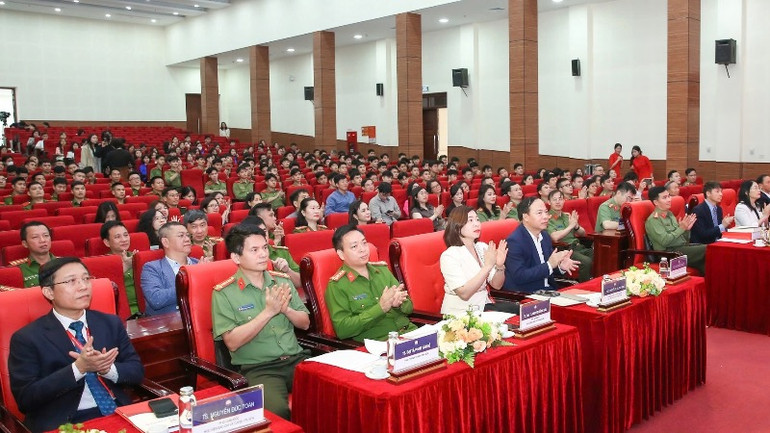 Các đại biểu tham dự hội thảo.