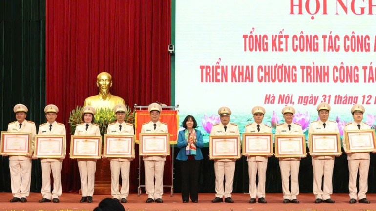 Bí thư Thành ủy Hà Nội Bùi Thị Minh Hoài trao Bằng khen của Thủ tướng Chính phủ tặng các cá nhân có thành tích xuất sắc.