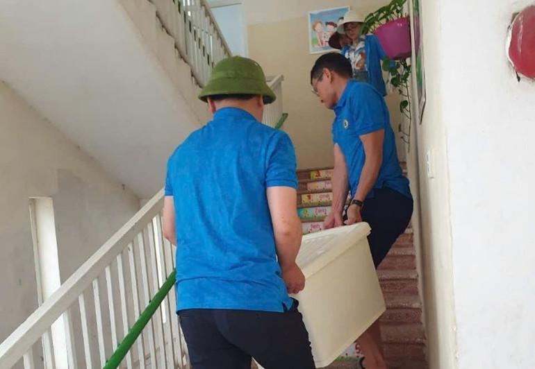 Cán bộ, đoàn viên,Công đoàn huyện Mê Linh cùng giáo viên các nhà trường vận chuyển đồ dùng, tránh nước sông dâng cao, tràn vào các lớp học.