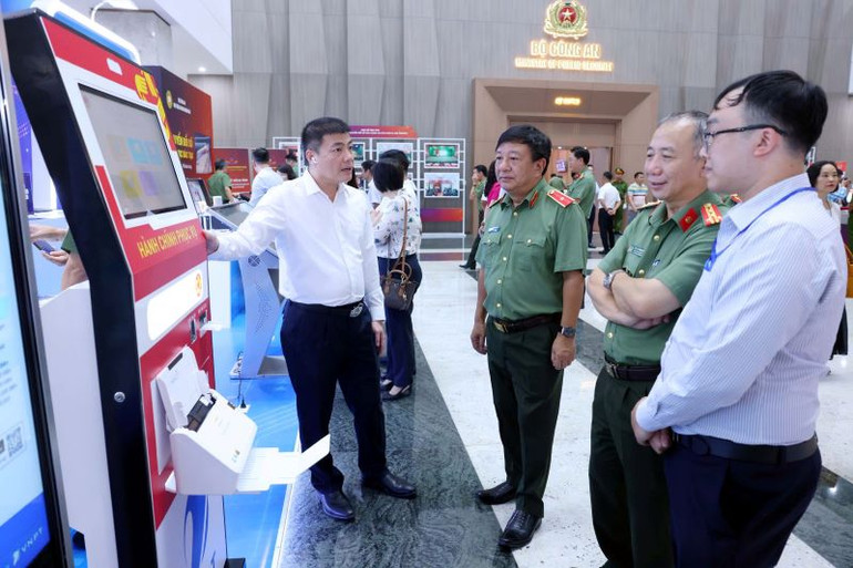 Các đại biểu tham quan triển lãm trong khuôn khổ hội nghị. Các đại biểu tham quan triển lãm trong khuôn khổ hội nghị.