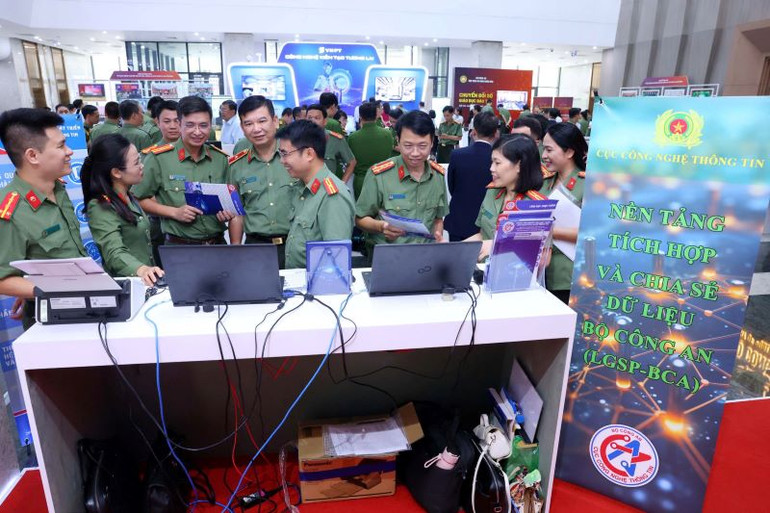 Tiên phong gương mẫu, đi đầu trong chuyển đổi số.