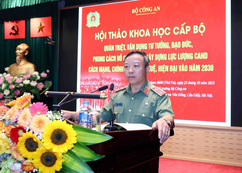 Trung tướng PGS. TS Phan Xuân Tuy phát biểu đề dẫn hội thảo.