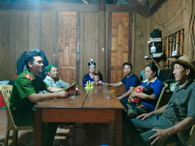Công an huyện Kỳ Sơn (Nghệ An) xuống từng hộ gia đình tuyên truyền, vận động không mua bán, tàng trữ, sử dụng trái phép chất ma túy. (Ảnh: Công an Nghệ An)