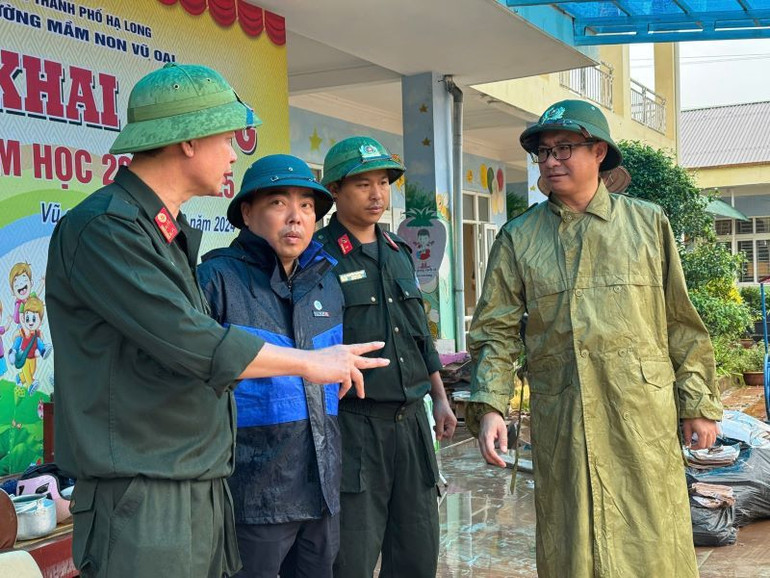 Lãnh đạo Trung đoàn nắm tình hình.