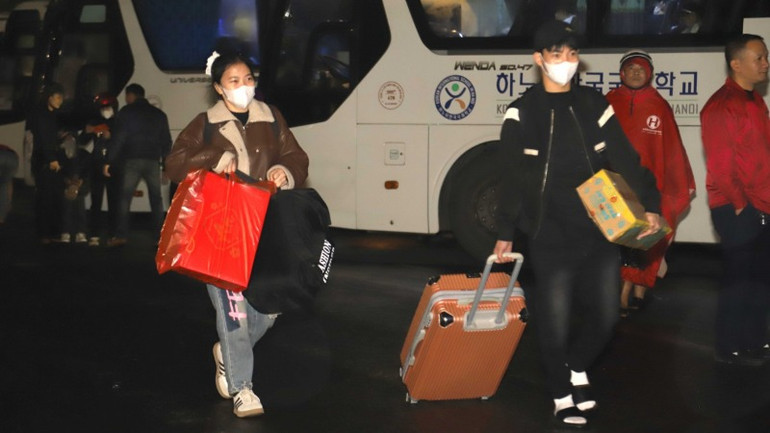 Công nhân lao động yên tâm, phấn khởi trên những chuyến xe an toàn. Công nhân lao động yên tâm, phấn khởi trên những chuyến xe an toàn.