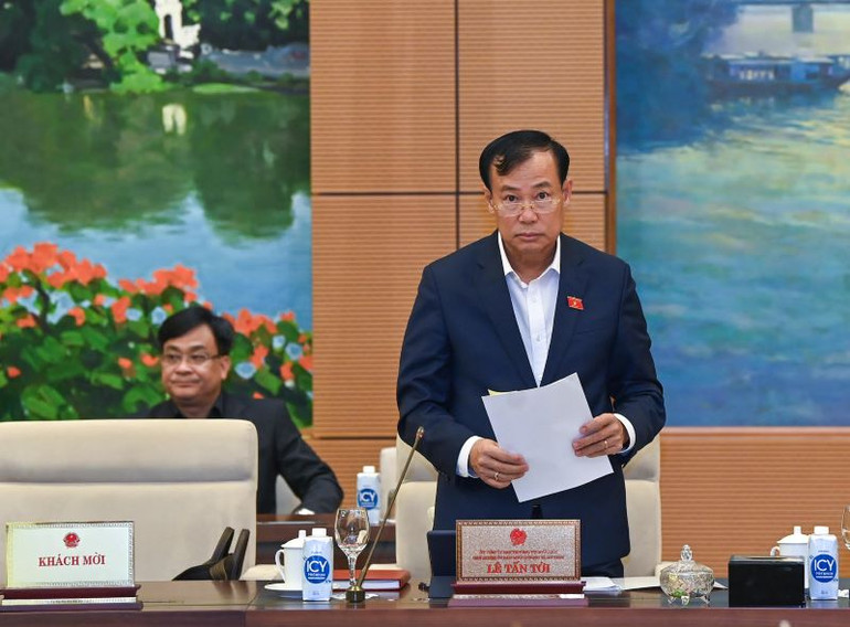 Chủ nhiệm Ủy ban Quốc phòng và An ninh Lê Tấn Tới trình bày báo cáo tại phiên họp. (Ảnh: DUY LINH) Chủ nhiệm Ủy ban Quốc phòng và An ninh Lê Tấn Tới trình bày báo cáo tại phiên họp. (Ảnh: DUY LINH)