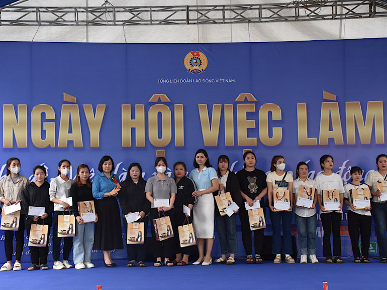 Trao quà tặng công nhân, lao động nữ có hoàn cảnh khó khăn.