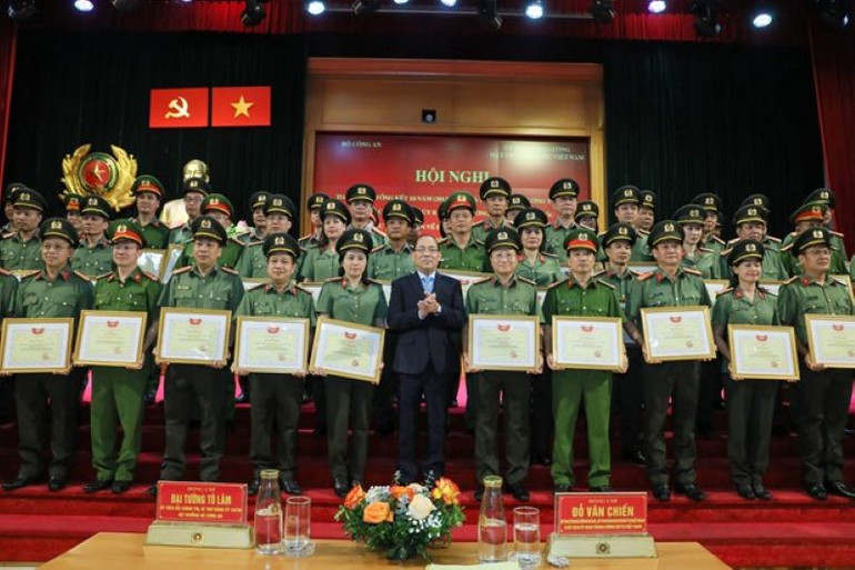 Trao Bằng khen tặng 64 cá nhân vì có thành tích xuất sắc.