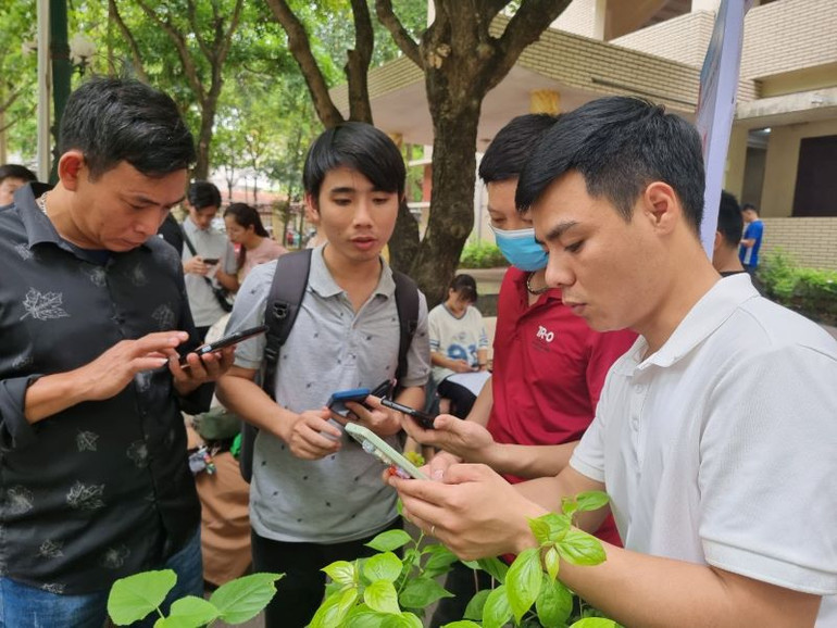 Người dân nhận được sự hướng dẫn thực hiện cấp phiếu lý lịch tư pháp qua VNeID.