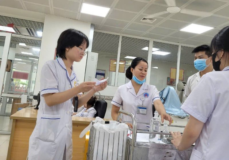 Một ca làm việc của đội ngũ điều dưỡng Bệnh viện Hữu Nghị, luôn tận tình, chu đáo.