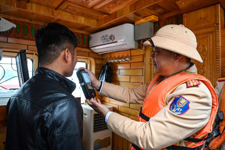 Kiểm tra nồng độ cồn với người điều khiển phương tiện giao thông đường thủy.