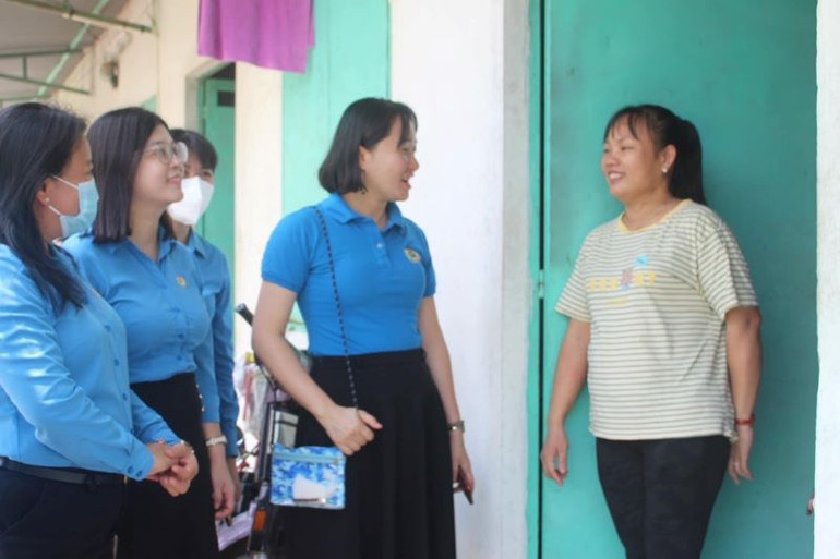 Đoàn khảo sát tiến hành khảo sát tại các khu nhà trọ có lao động nữ di cư.