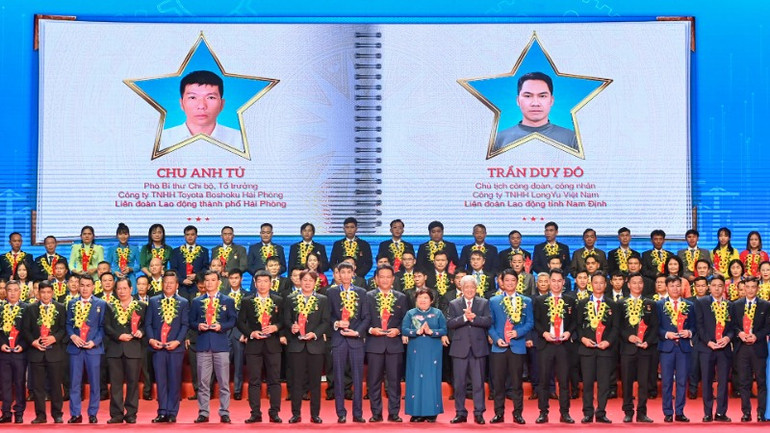 Chủ tịch Ủy ban Trung ương Mặt trận Tổ quốc Việt Nam Đỗ Văn Chiến và Chủ nhiệm Ủy ban Xã hội Nguyễn Thúy Anh trao biểu trưng biểu dương công nhân lao động tiêu biểu là đảng viên. Chủ tịch Ủy ban Trung ương Mặt trận Tổ quốc Việt Nam Đỗ Văn Chiến và Chủ nhiệm Ủy ban Xã hội Nguyễn Thúy Anh trao biểu trưng biểu dương công nhân lao động tiêu biểu là đảng viên.