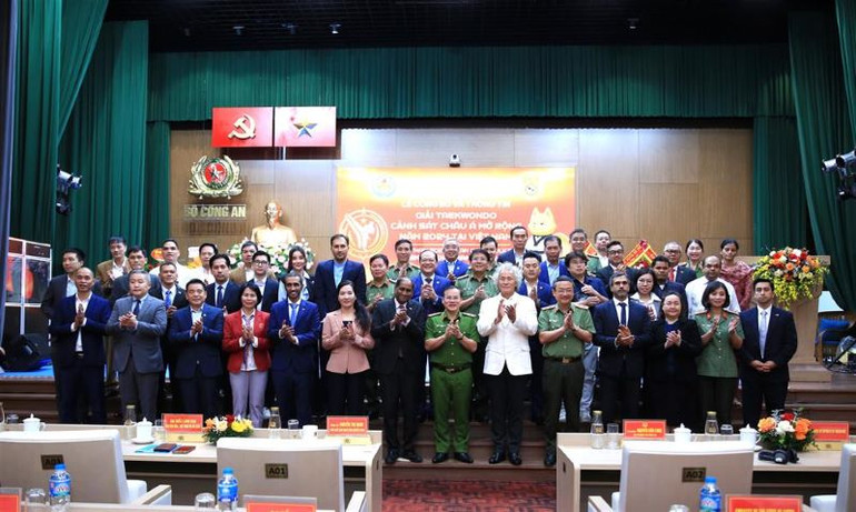 Các đại biểu dự lễ công bố.